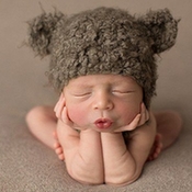 英摄影师巧用催眠术为新生儿拍萌态十足熟睡照