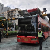 昆明一公交车撞上限高杆 多名乘客受伤