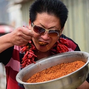 郑州一男子嗜“辣”如命每天能吃5斤辣椒