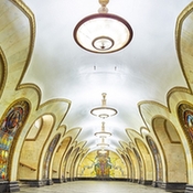 莫斯科地铁站富丽堂皇如宫殿