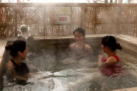 张家口怀来：寒冷时节温泉热