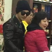 图：黄晓明与妈妈牵手逛街 被围观仍面带微笑