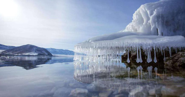 天山腳下倒挂冰淩似&ldquo;卷珠簾&rdquo; 聖潔而壯美