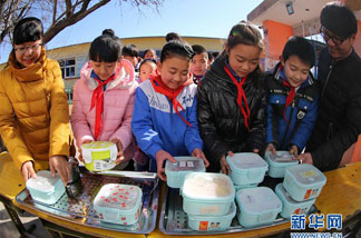 “热餐”工程让农村中小学师生告别“冷餐”