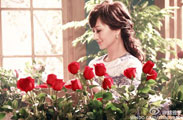 61岁赵雅芝玫瑰环绕似天使