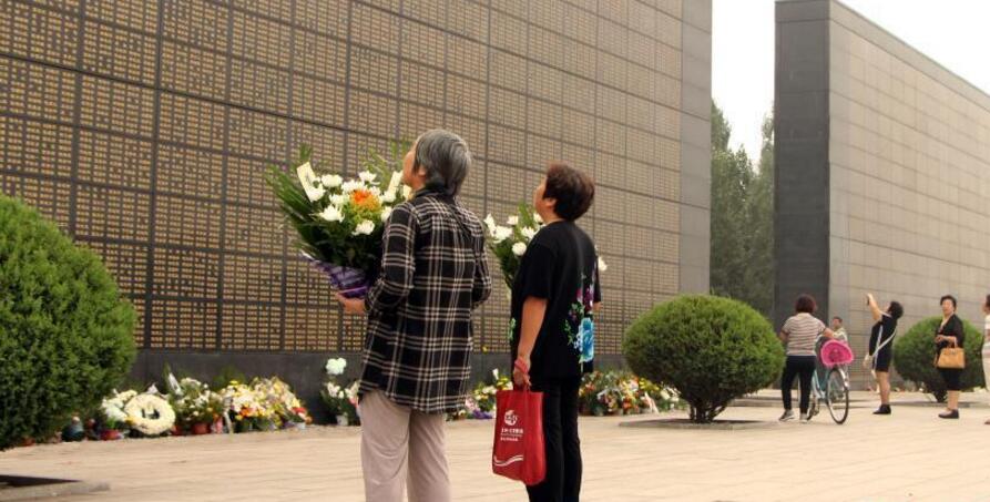 唐山地震40周年纪念日前夕 市民缅怀亲人