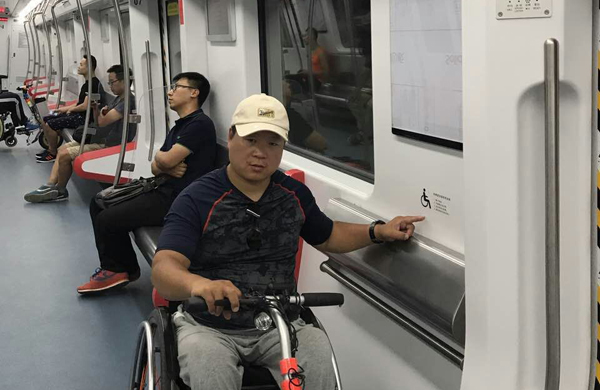 河北残疾人士体验石家庄地铁 制作“地铁无障碍指南”