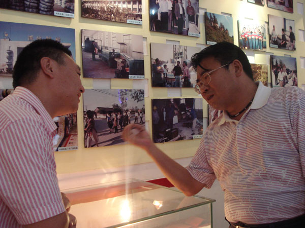 市领导到西铺村穷棒子展室参观