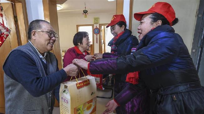 河北廊坊：邻居互助迎新春