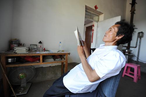 “木头人”教师樊秀峰坚守讲台17年感动师生