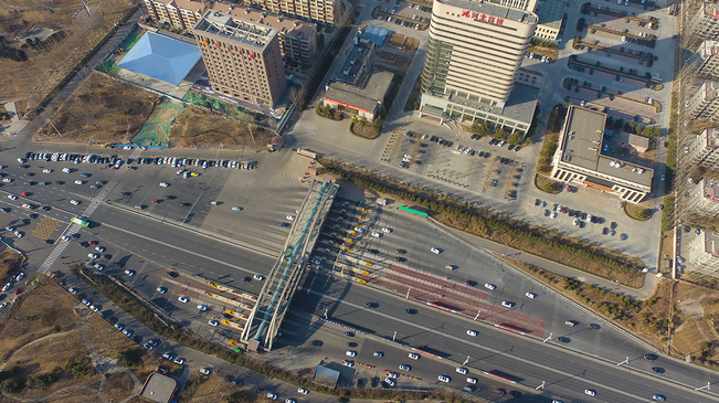 〔網絡媒體走轉改〕航拍：春節長假進入尾聲 河北高速口未見擁堵