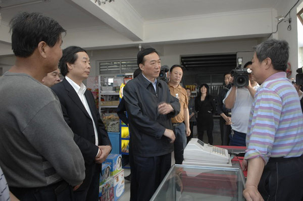 陈全国深入到新店子镇康各庄村进行实地考察