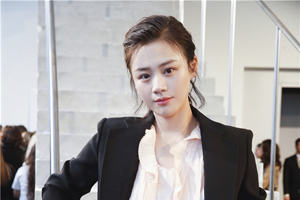 马思纯西装亮相巴黎时装周 干练十足