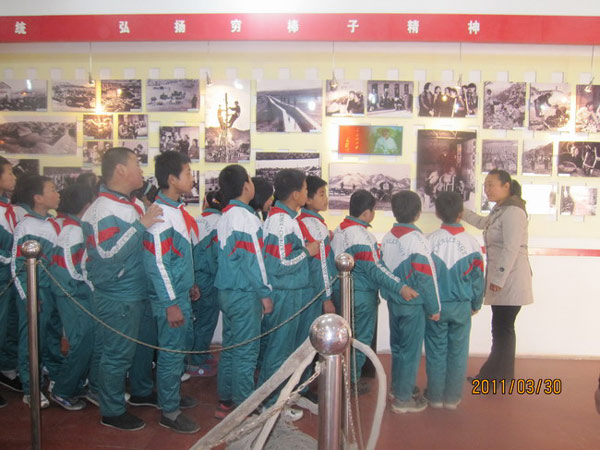 建明镇组织开展清明节爱国主义教育活动