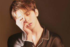 蔡徐坤黑天鹅大照 帅到全身都闪光