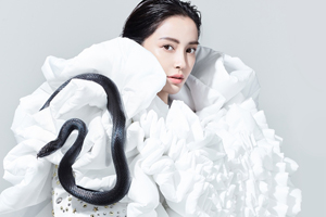 Angelababy与蛇共舞 演绎百变时尚