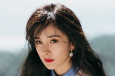 楊冪穿白裙秀美腿 波浪長發甜美可人