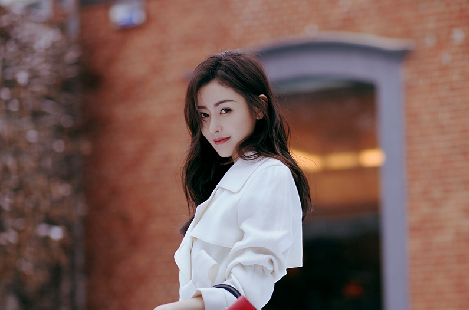 張天愛皚皚白雪間淺笑盈盈 盡顯魅力