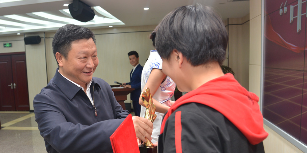 中共河北省委网信办副主任李建勋为特别提名奖获得者王心仪颁奖