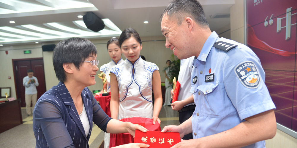新华网总裁助理、河北分公司总经理刘晓超为“公益螺丝钉”奖获得者颁奖