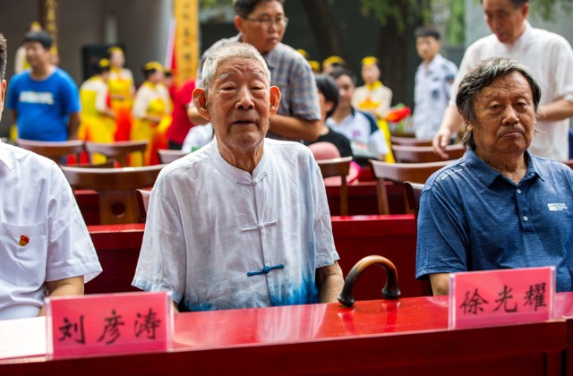 希望年輕的文藝工作者要&ldquo;站腳高原、急攀高峰&rdquo;