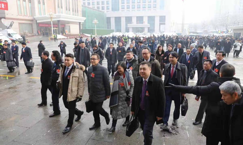 河北省政协十二届三次会议开幕前，政协委员们步入会场