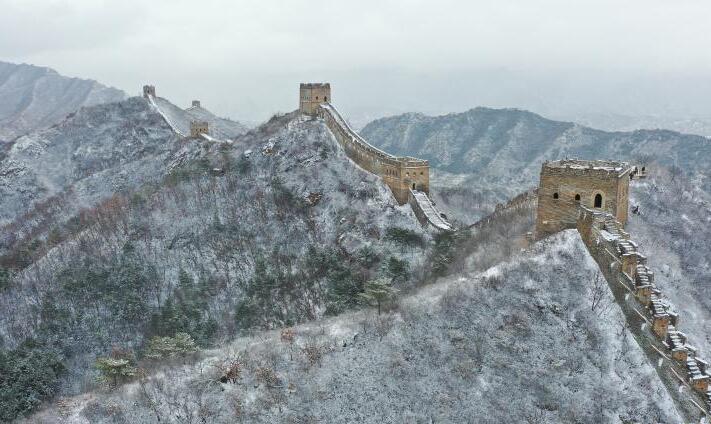 雪落金山岭长城