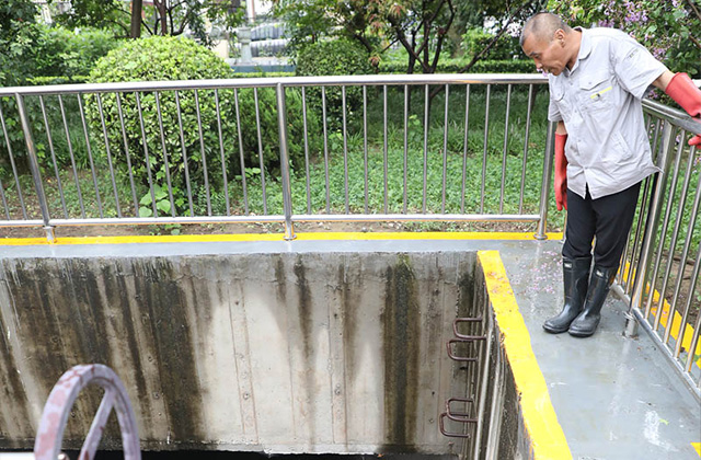 逐渐适应了下水井里的味道