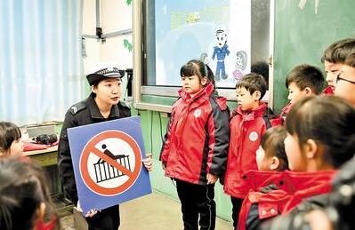 文安：民警为孩子们上交通安全教育课