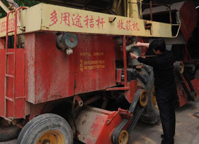 河北深州农民发明多用途秸秆收获机