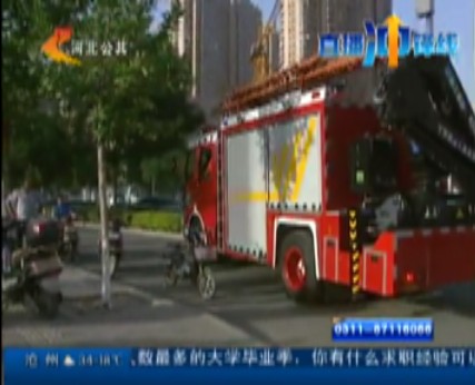 大风吹倒广告墙伤及路人