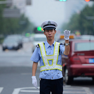 阴雨无阻交警执勤最美瞬间