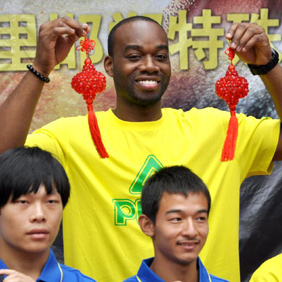 NBA球星与特教学生亲密接触