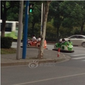 游乐场员工带孩子开碰碰车回家