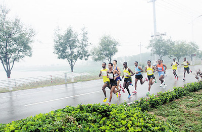 2013衡水湖国际马拉松赛精彩瞬间之雨中马拉松