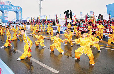 2013衡水湖国际马拉松赛精彩瞬间之助兴表演