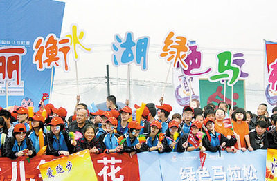 2013衡水湖国际马拉松赛精彩瞬间之为选手加油