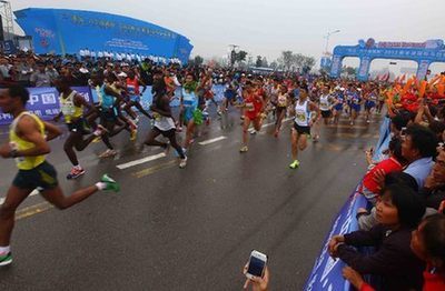 2013衡水湖国际马拉松赛精彩瞬间之奔跑的选手
