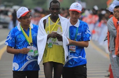 2013衡水湖国际马拉松赛精彩瞬间之周到的志愿者
