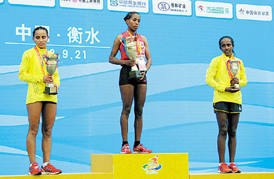2013衡水湖国际马拉松赛精彩瞬间之女子颁奖典礼
