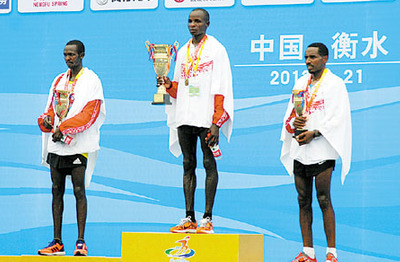 2013衡水湖国际马拉松赛精彩瞬间之男子颁奖典礼