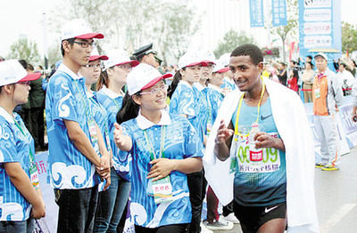 2013衡水湖国际马拉松赛精彩瞬间热情的志愿者