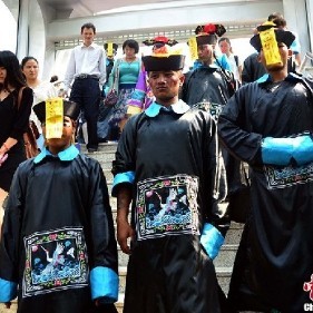 武汉地铁现"清朝僵尸" 惊悚来袭引围观