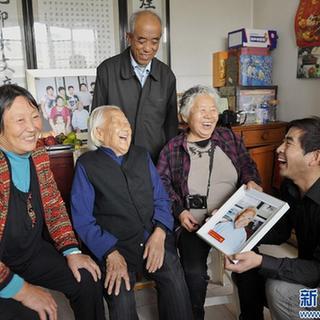 河北任丘摄影志愿者为百岁老寿星送“幸福笑脸”