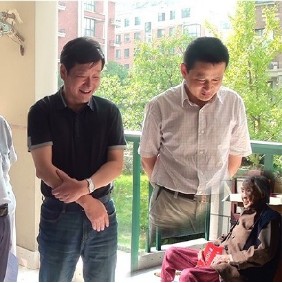 安徽宁国官员看望老人照片疑似PS