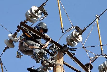 技能比武提高农电工业务水平