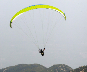 握手白云 封龙山成无动力滑翔伞爱好者聚集地