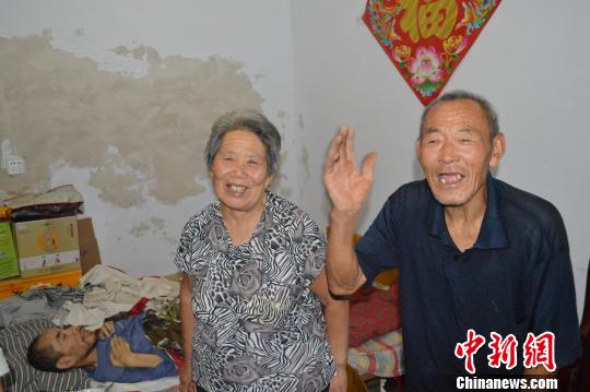 河北一夫妻照顾肌肉萎缩儿子37年 用爱创造奇