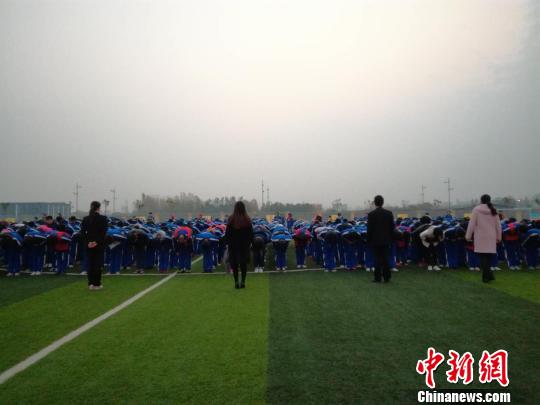 河北邯郸一中学规定礼仪校规引争议 校方回应