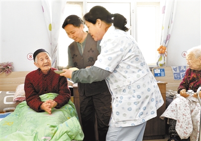 【关注河北两会】居家养老 还要再迈几道坎